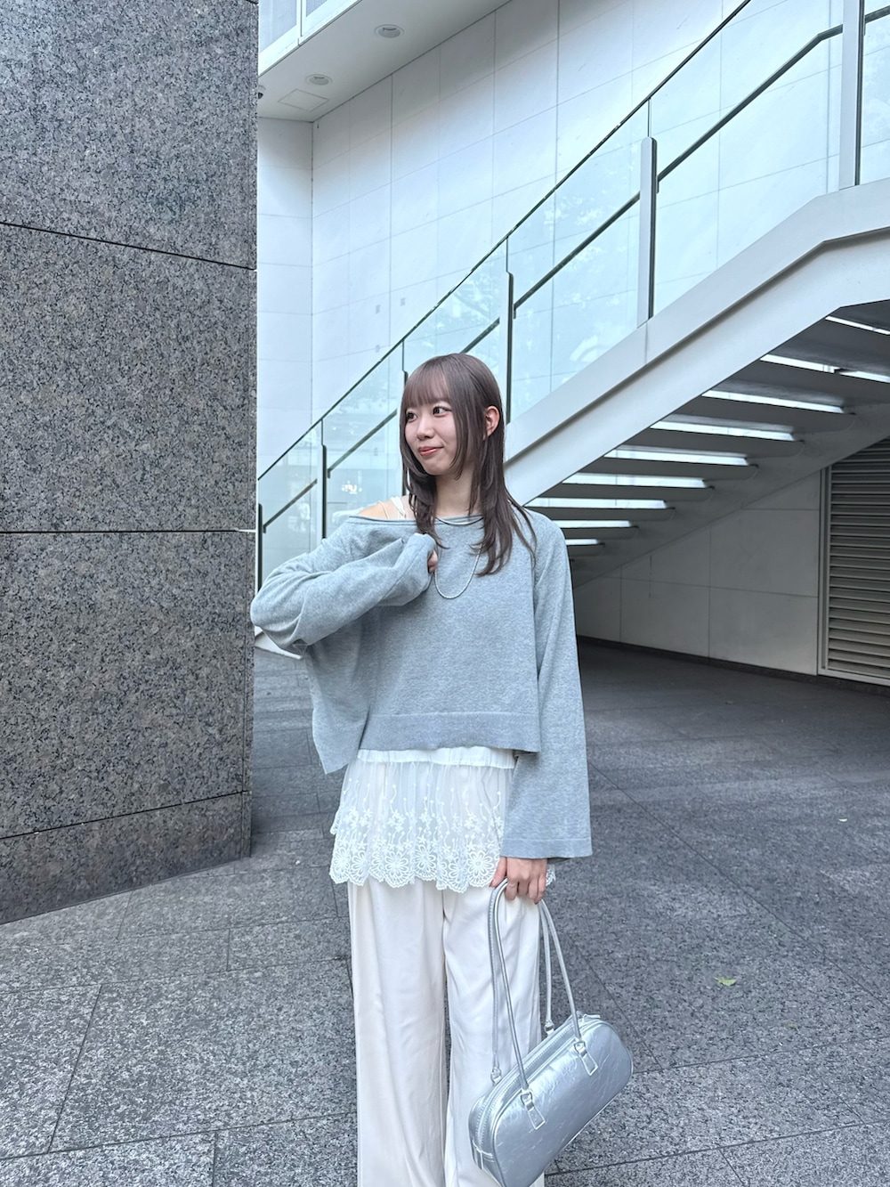 ホワイト系のキャミソール、シルバー系のトートバッグ、ホワイト系のその他パンツを着用したレディースの秋コーディネートの2枚目の写真