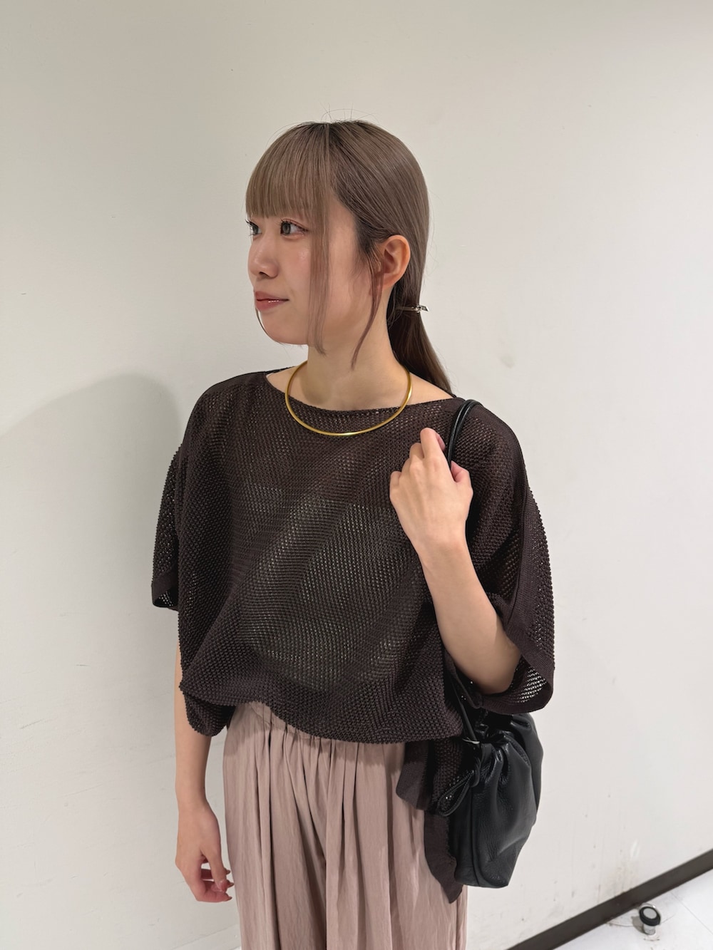 ブラック系のショルダーバッグ、ピンク系のその他パンツを着用したレディースの夏コーディネートの3枚目の写真