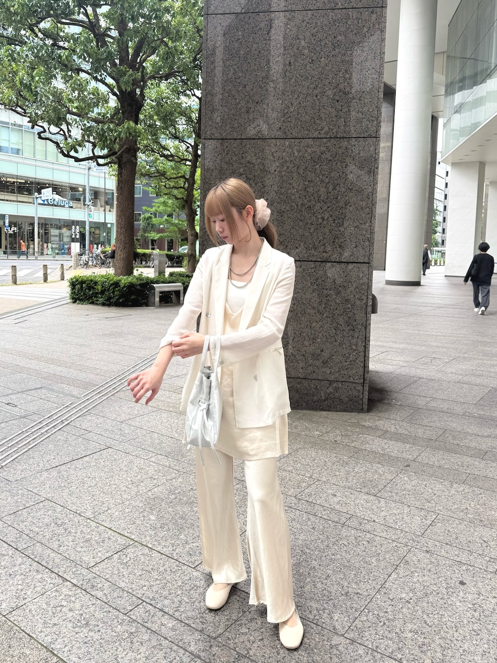 ホワイト系のキャミソール、ベージュ系のシャツ/ブラウス、ホワイト系のテーラードジャケットを着用したレディースの夏コーディネートの2枚目の写真