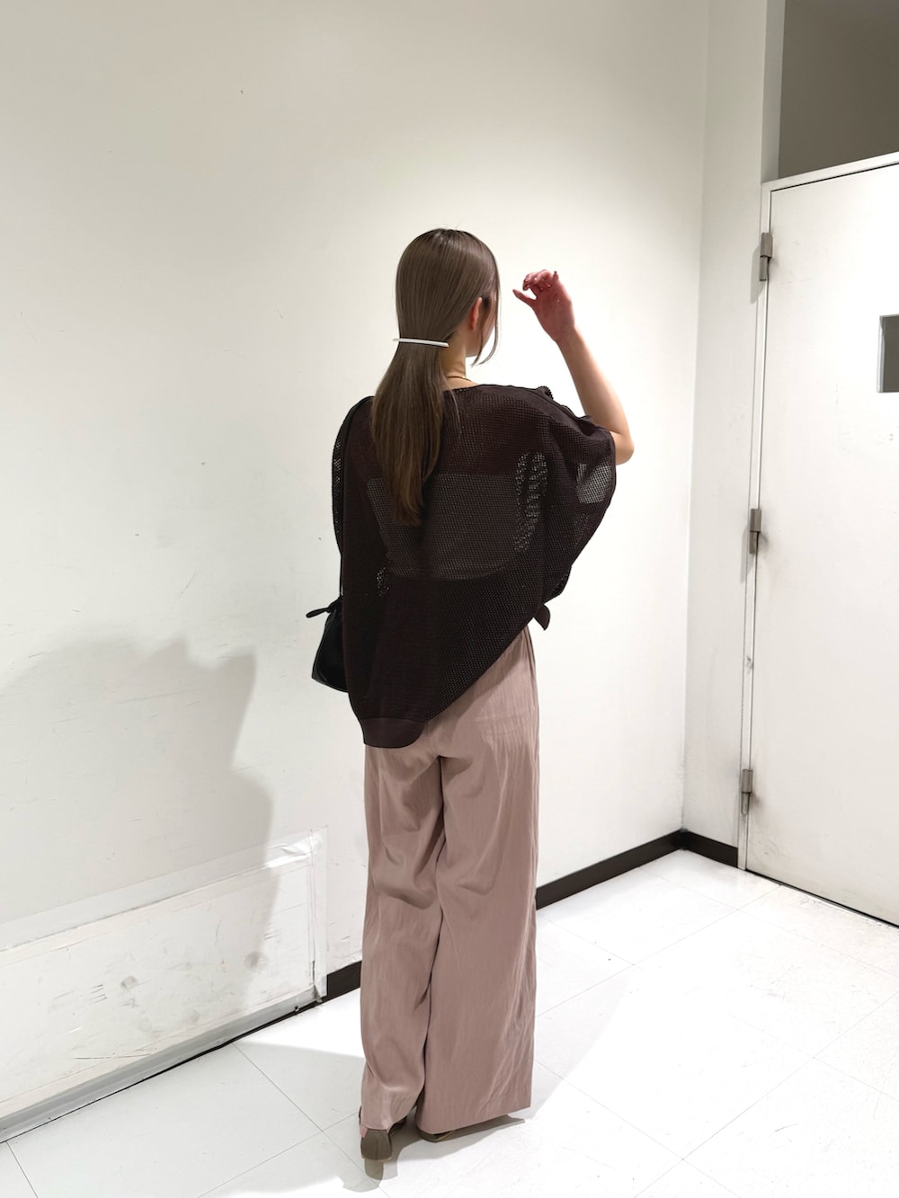 ブラック系のショルダーバッグ、ピンク系のその他パンツを着用したレディースの夏コーディネートの4枚目の写真