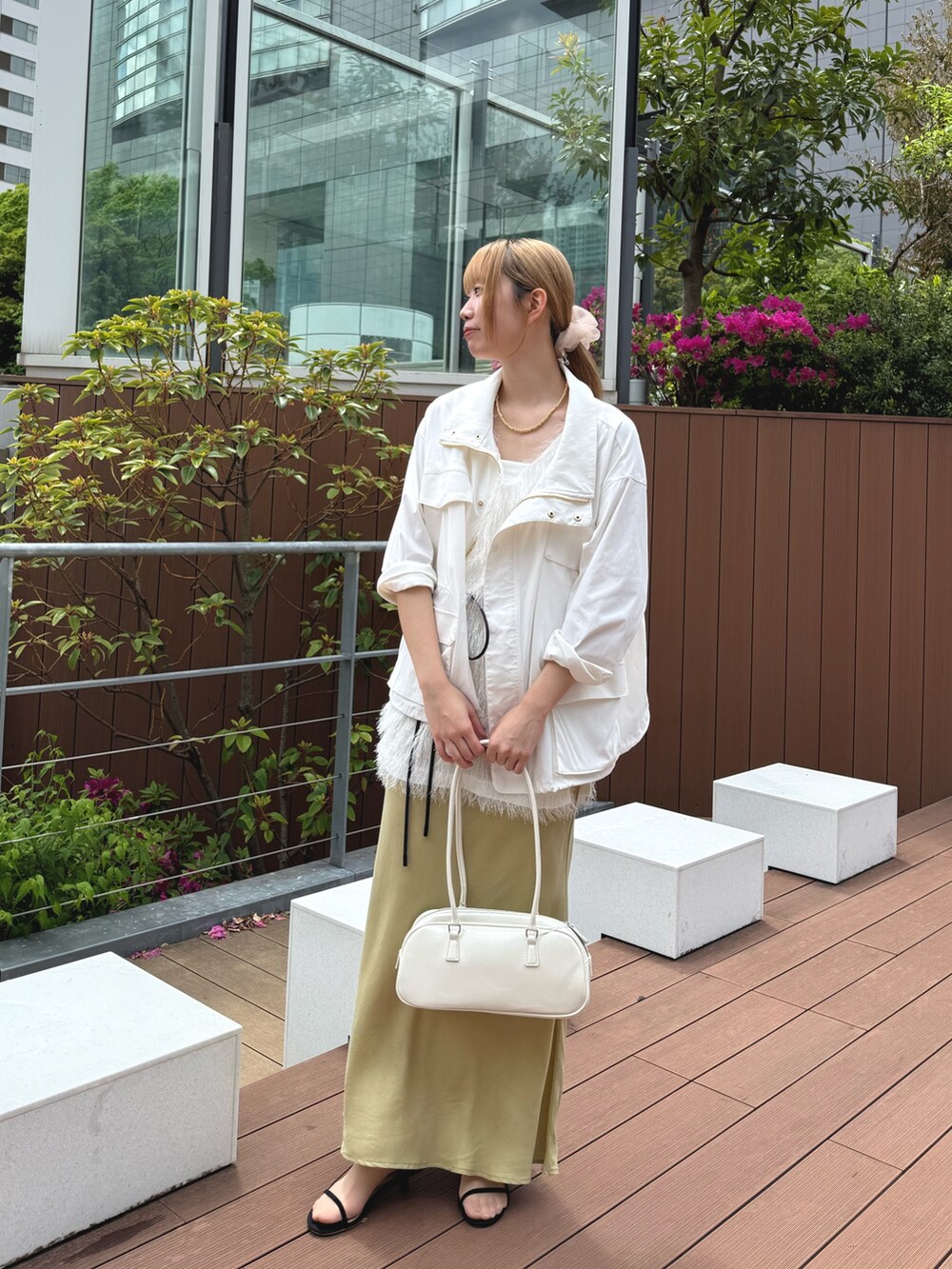 イエロー系のスカート、ホワイト系のトートバッグ、ホワイト系のその他アウターを着用したレディースの春コーディネートの3枚目の写真
