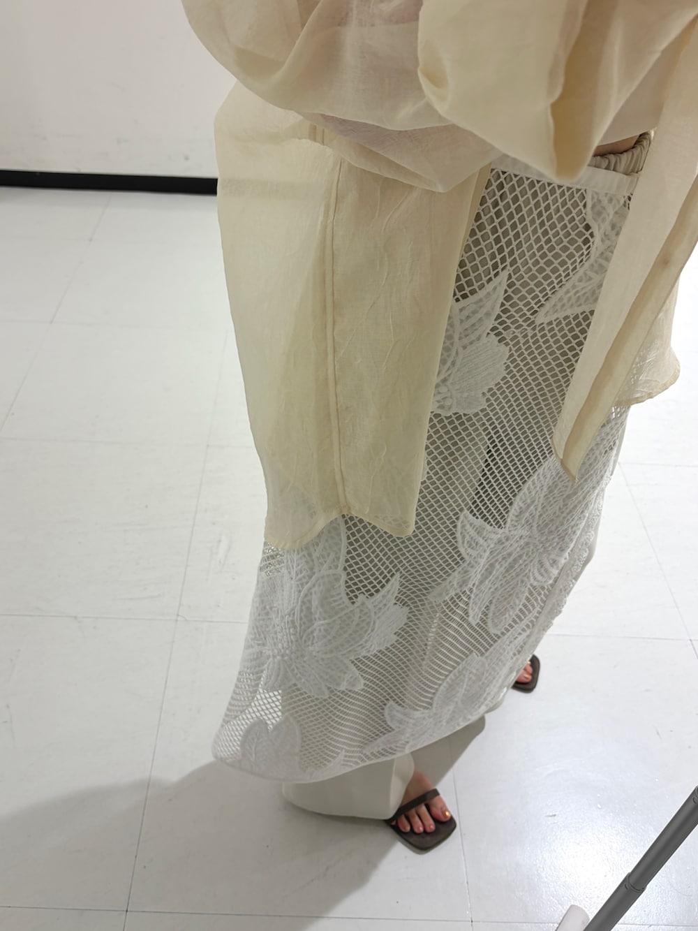 ブラウン系のシャツ/ブラウス、ホワイト系のスカート、グレー系のその他パンツを着用したレディースの夏コーディネートの4枚目の写真