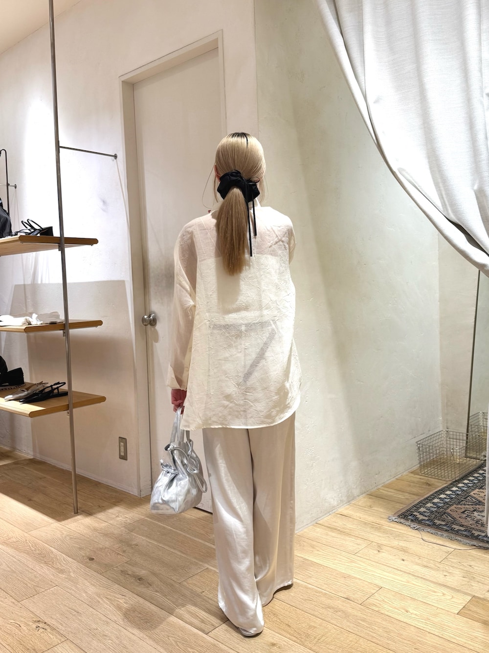 ホワイト系のシャツ/ブラウス、ホワイト系のその他パンツ、シルバー系のトートバッグを着用したレディースの夏コーディネートの3枚目の写真