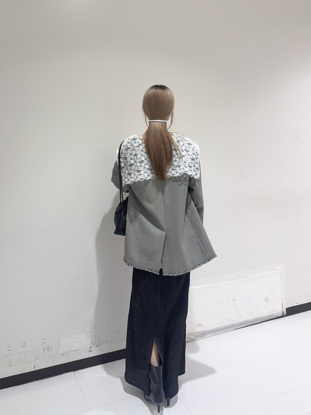 ホワイト系のシャツ/ブラウス、ブラック系のテーラードジャケット、ブラック系のショルダーバッグを着用したレディースの秋コーディネートの2枚目の写真