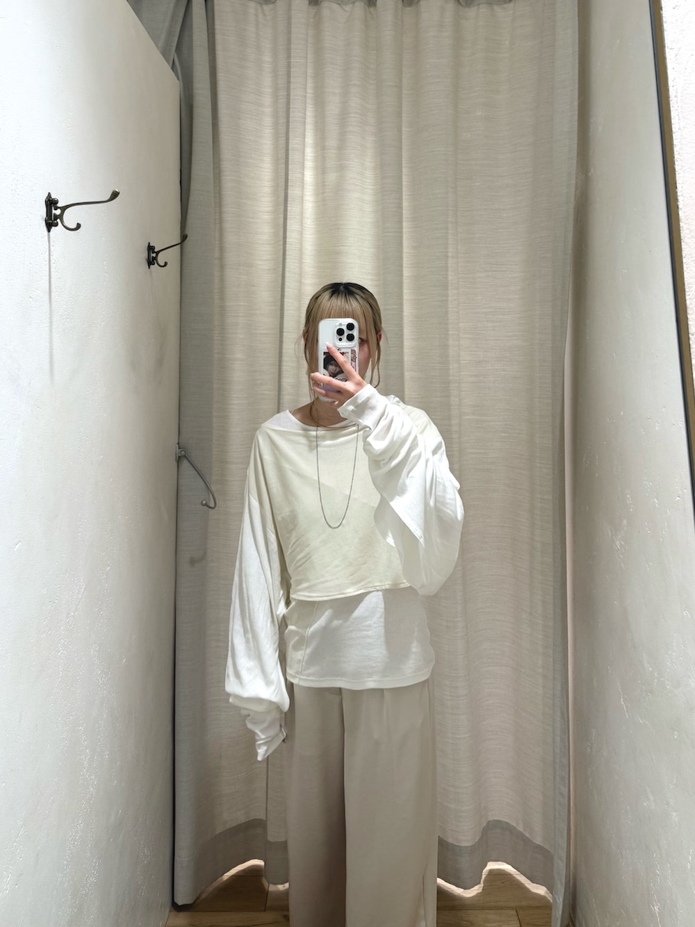 ホワイト系のTシャツ/カットソー、ホワイト系のその他パンツ、ブラウン系のショルダーバッグを着用したレディースの夏コーディネートの6枚目の写真