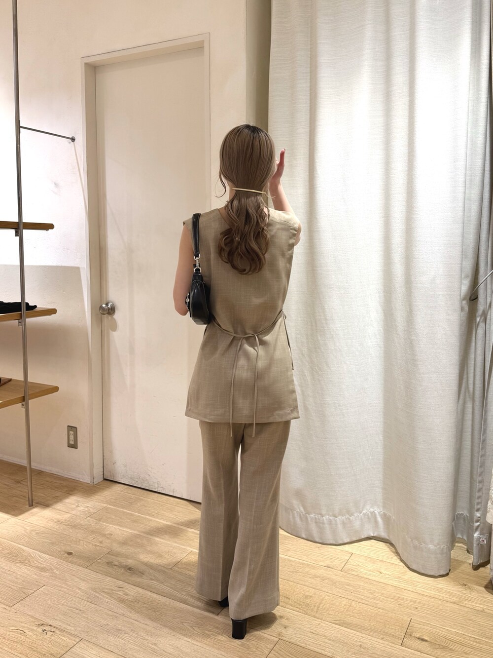 ベージュ系のその他パンツ、ブラック系のサンダル、ベージュ系のシャツ/ブラウスを着用したレディースの夏コーディネートの3枚目の写真