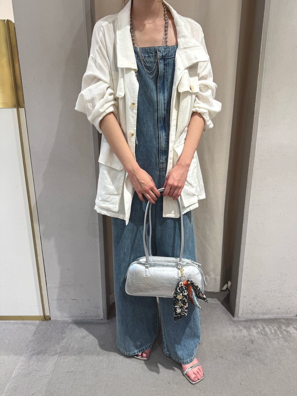 ホワイト系のその他アウター、ブルー系のサロペット/オーバーオール、シルバー系のトートバッグを着用したレディースの夏コーディネートの4枚目の写真
