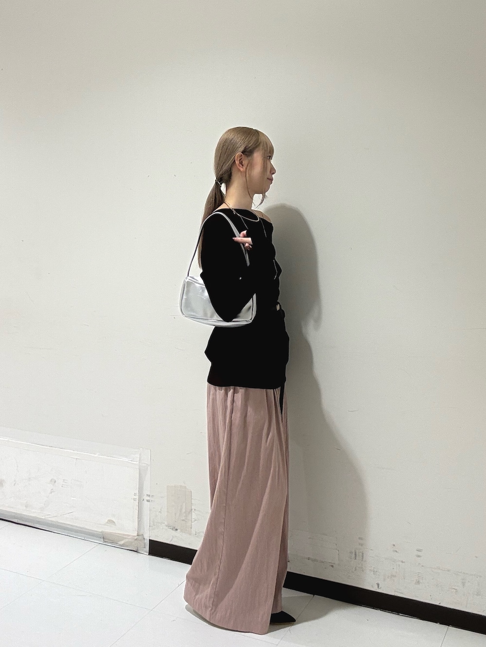 シルバー系のショルダーバッグ、ブラウン系のTシャツ/カットソー、ピンク系のその他パンツを着用したレディースの秋コーディネートの2枚目の写真