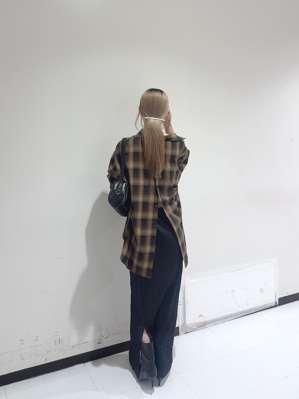 ブラウン系のシャツ/ブラウス、ブラック系のスカート、ブラック系のショルダーバッグを着用したレディースの夏コーディネートの3枚目の写真