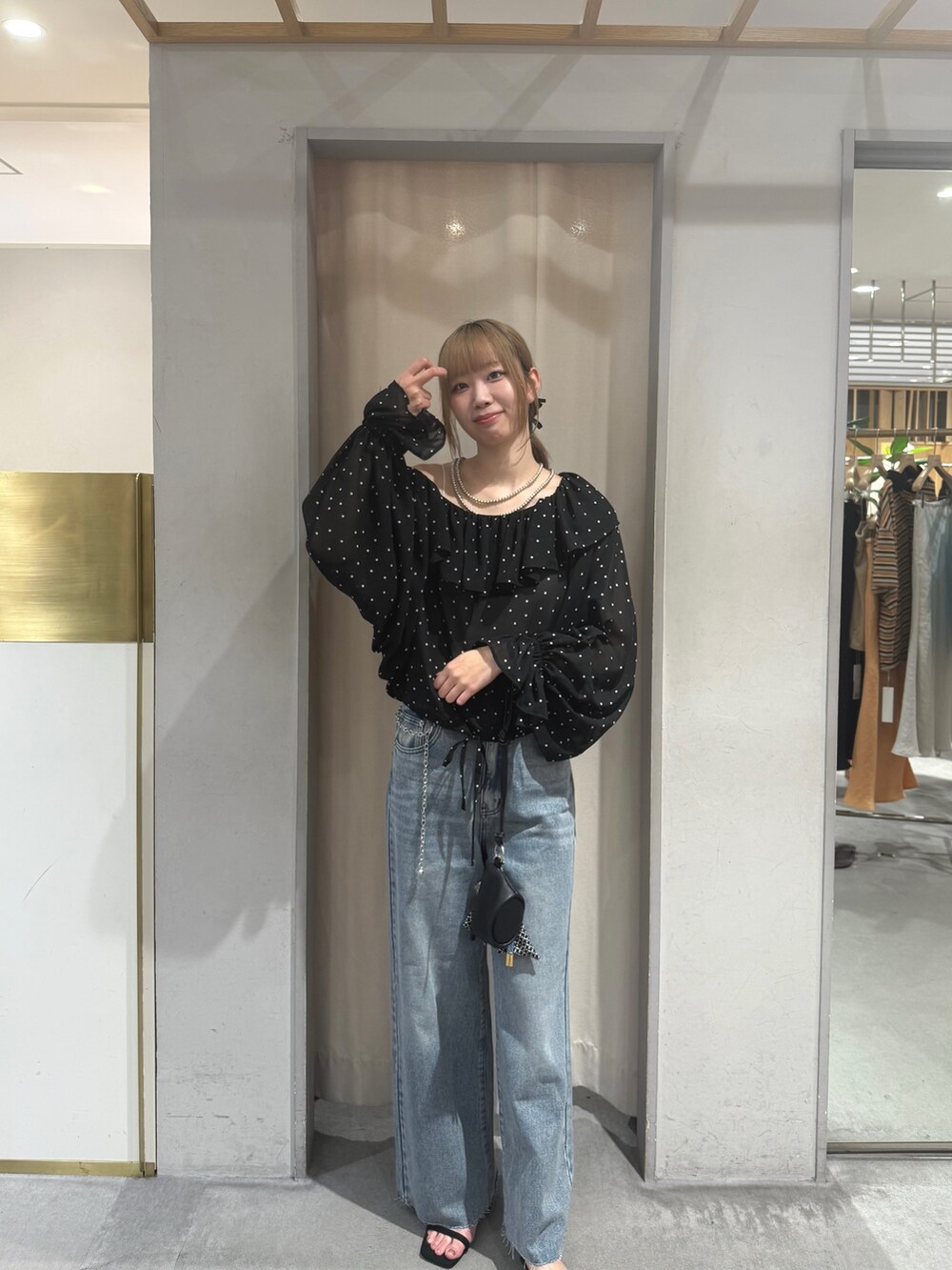 ブラック系のシャツ/ブラウス、ブルー系のデニムパンツ、ブラック系のサンダルを着用したレディースの夏コーディネートの3枚目の写真