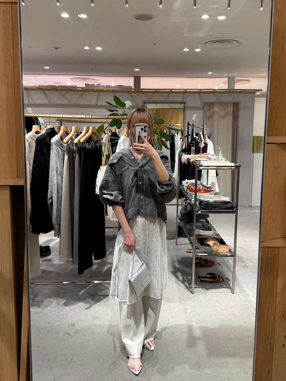 グレー系のシャツ/ブラウス、ホワイト系のチュニック、グレー系のその他パンツを着用したレディースの春コーディネートの3枚目の写真