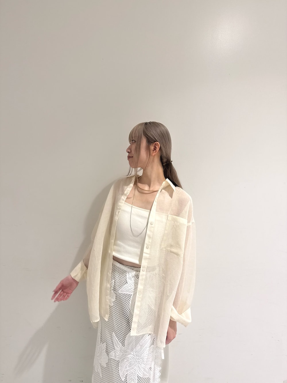 ブラウン系のシャツ/ブラウス、ホワイト系のスカート、グレー系のその他パンツを着用したレディースの夏コーディネートの3枚目の写真