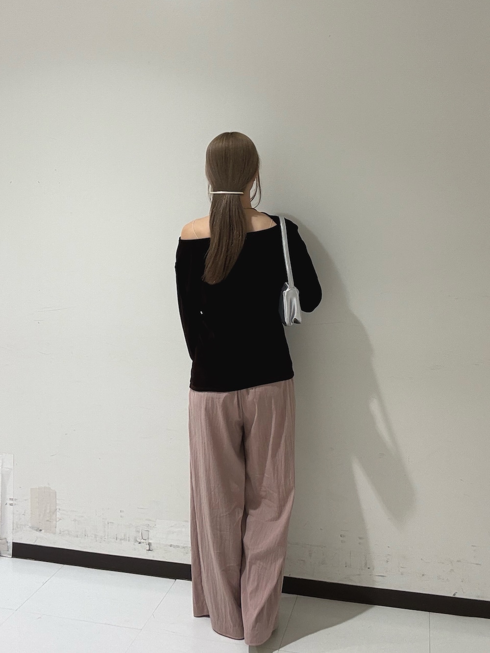 シルバー系のショルダーバッグ、ブラウン系のTシャツ/カットソー、ピンク系のその他パンツを着用したレディースの秋コーディネートの3枚目の写真