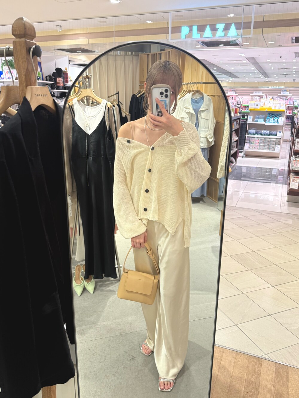 ホワイト系のカーディガン/ボレロ、ベージュ系のその他パンツ、シルバー系のネックレスを着用したレディースの夏コーディネートの2枚目の写真