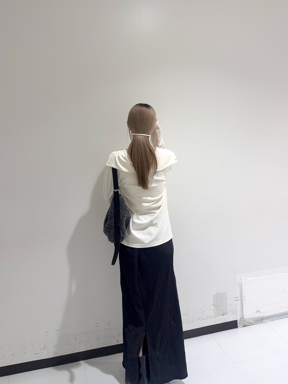 ホワイト系のTシャツ/カットソー、グレー系のショルダーバッグ、ブラック系のスカートを着用したレディースの夏コーディネートの3枚目の写真