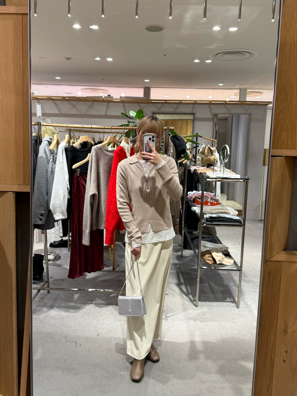 ホワイト系のTシャツ/カットソー、ベージュ系のニット/セーター、ホワイト系のスカートを着用したレディースの冬コーディネートの3枚目の写真