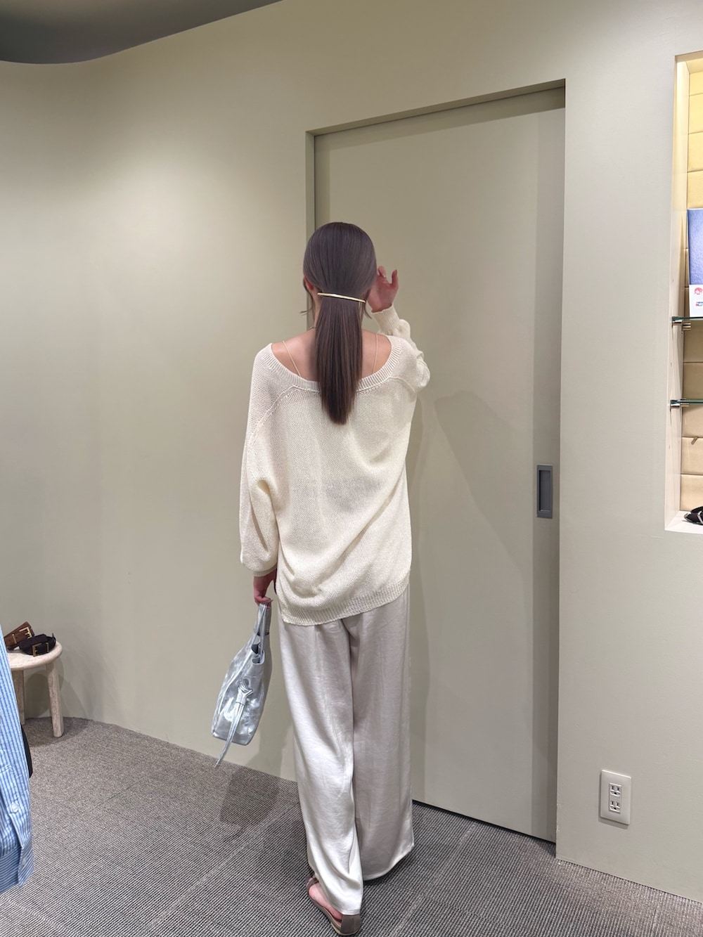 ホワイト系のカーディガン/ボレロ、シルバー系のトートバッグ、ホワイト系のその他パンツを着用したレディースの夏コーディネートの2枚目の写真