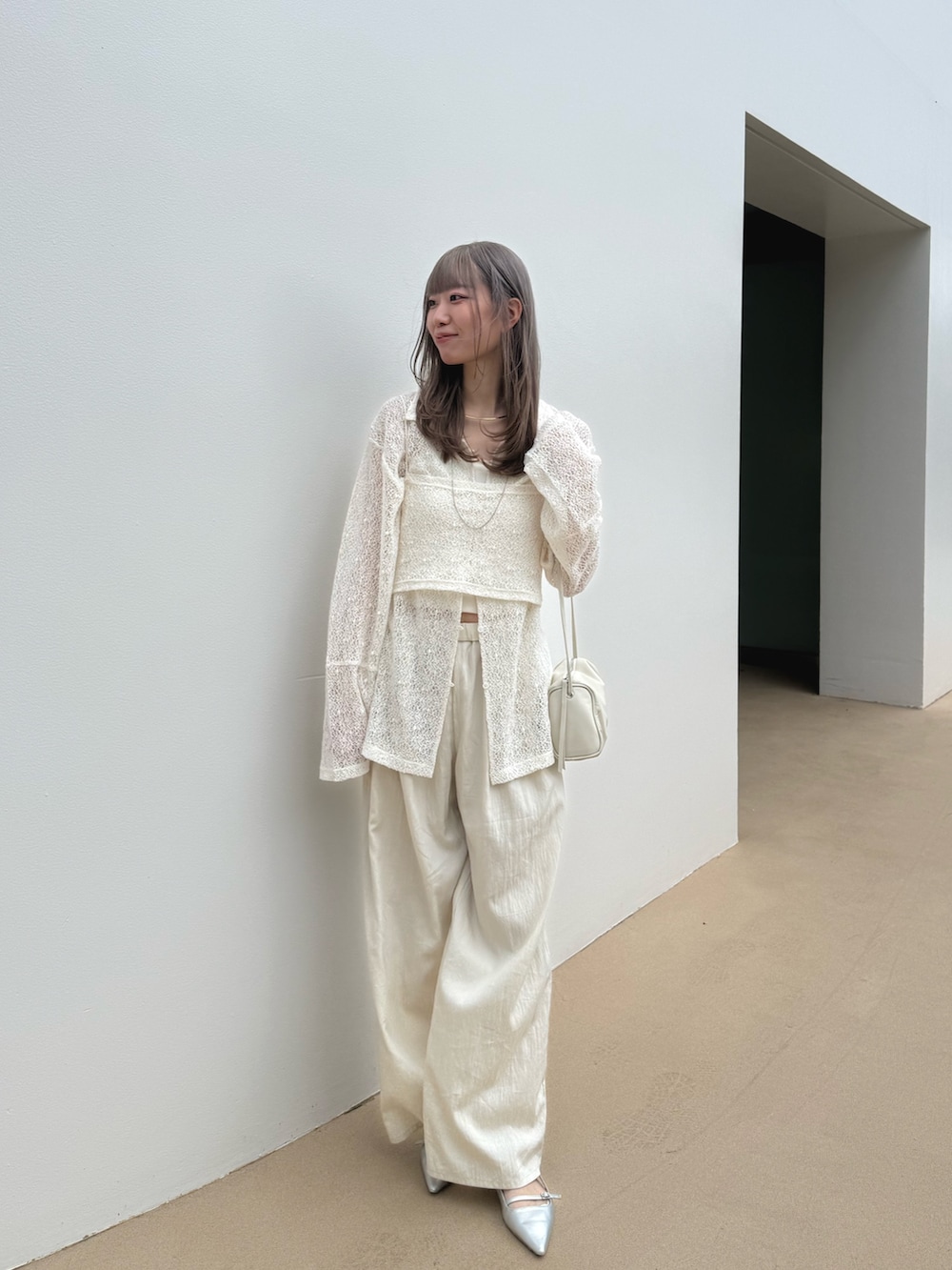 ホワイト系のその他パンツ、ホワイト系のTシャツ/カットソーを着用したレディースの春コーディネートの3枚目の写真