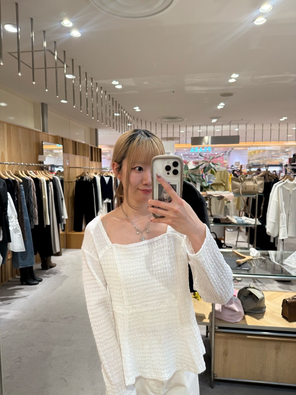 ホワイト系のTシャツ/カットソー、ホワイト系のデニムパンツ、ホワイト系のサンダルを着用したレディースの春コーディネートの2枚目の写真