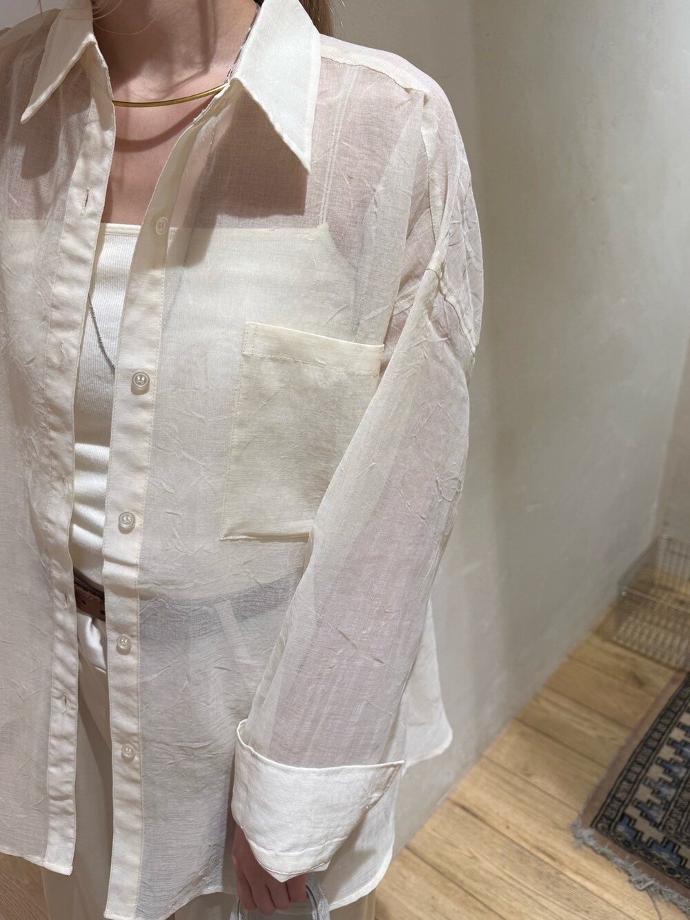 ホワイト系のシャツ/ブラウス、ホワイト系のその他パンツ、シルバー系のトートバッグを着用したレディースの夏コーディネートの4枚目の写真