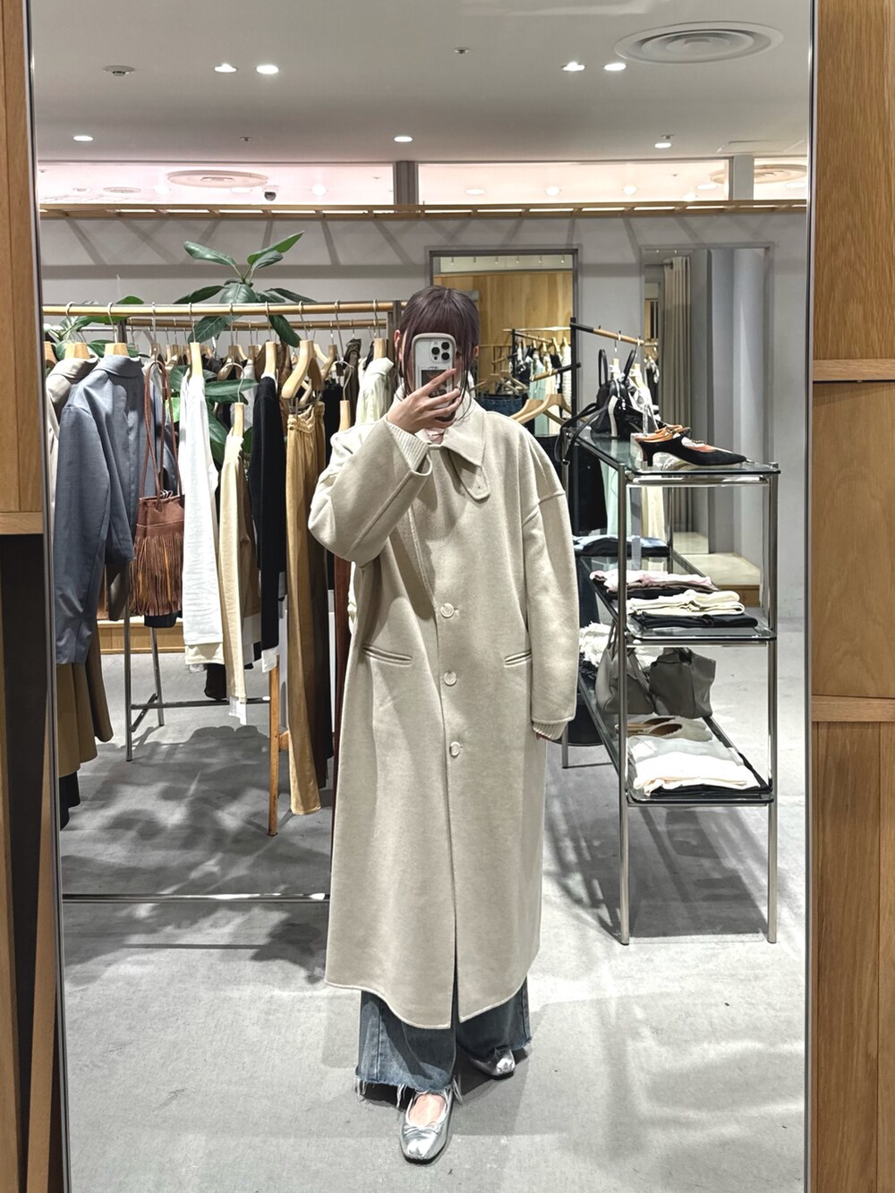 ホワイト系のその他アウター、ホワイト系のニット/セーターを着用したレディースの秋コーディネートの2枚目の写真