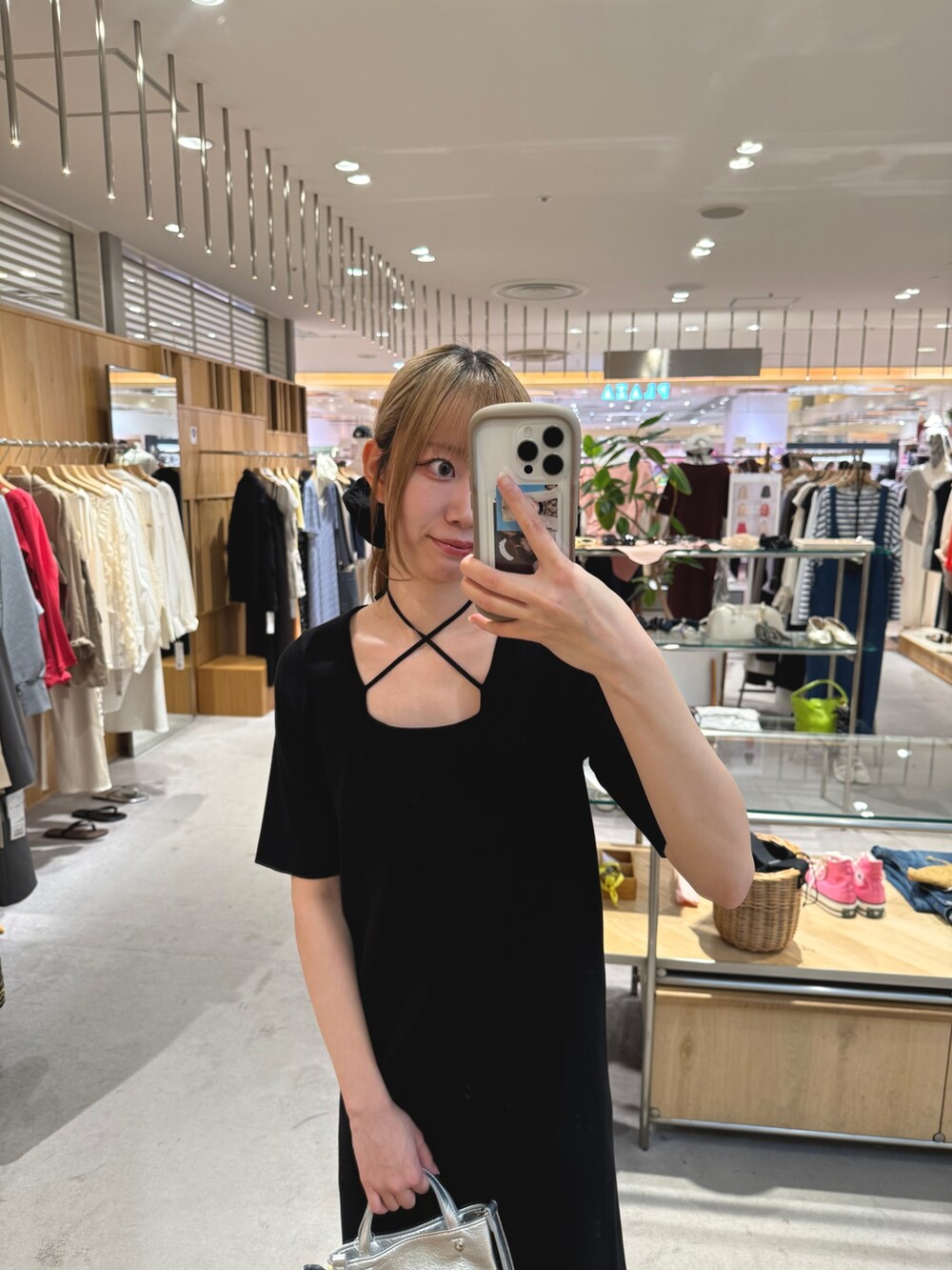 ブラック系のワンピース、シルバー系のトートバッグ、シルバー系のサンダルを着用したレディースの夏コーディネートの2枚目の写真