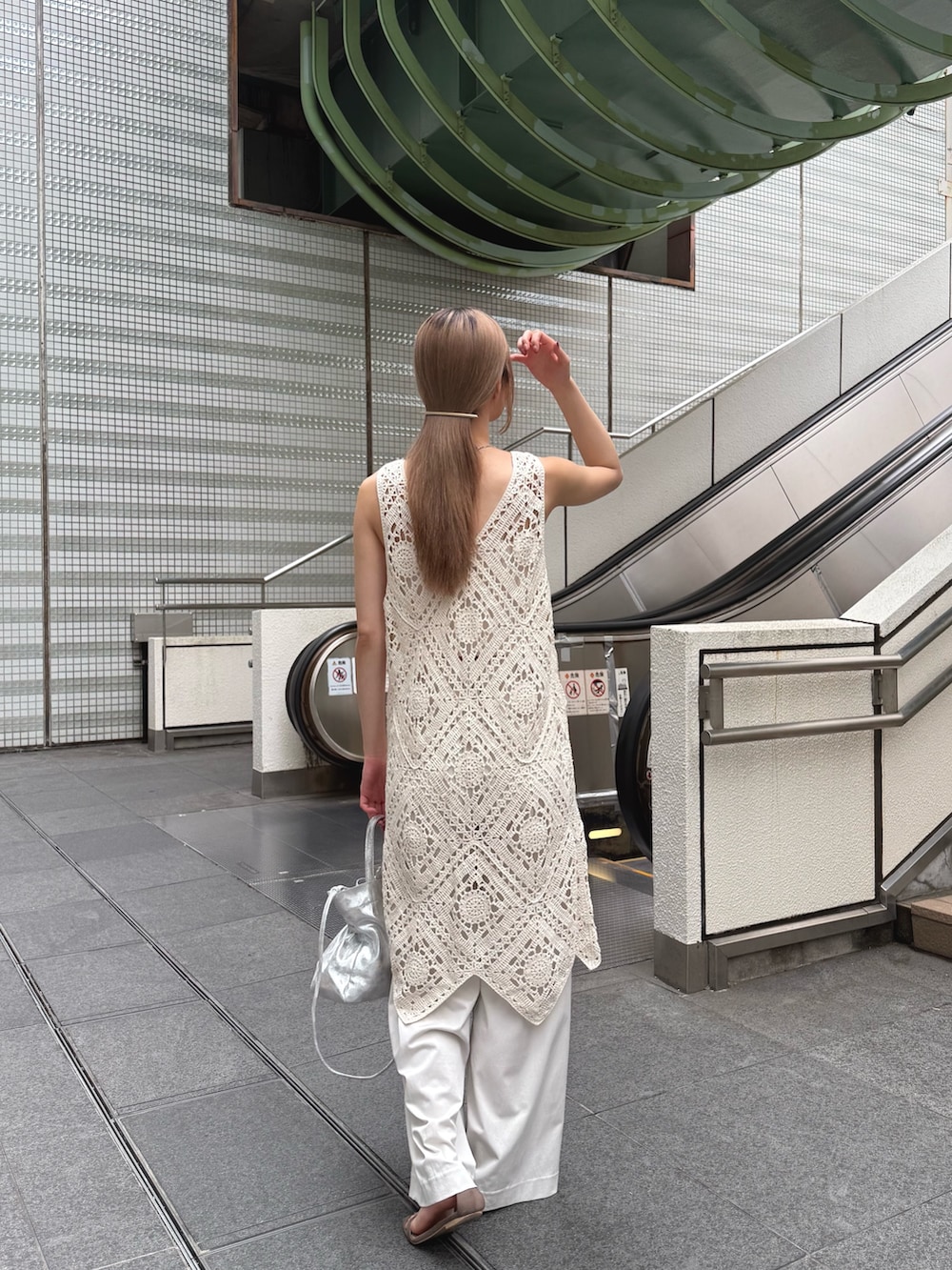 ホワイト系のチュニック、ホワイト系のその他パンツ、シルバー系のトートバッグを着用したレディースの夏コーディネートの3枚目の写真