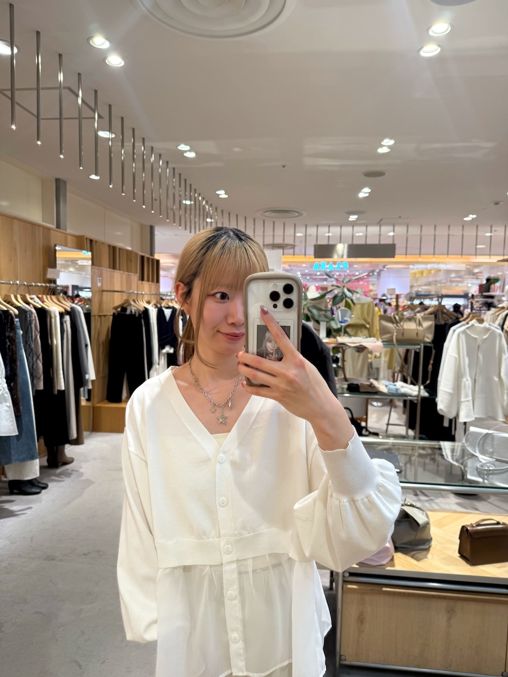 ホワイト系のカーディガン/ボレロ、グレー系のその他パンツを着用したレディースの春コーディネートの2枚目の写真