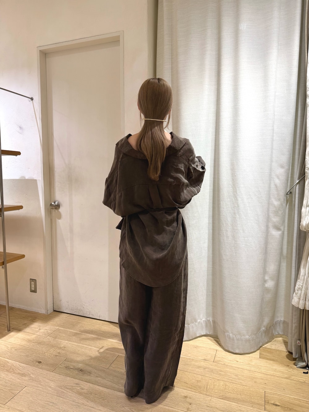 ブラウン系のシャツ/ブラウス、シルバー系のトートバッグ、ブラウン系のその他パンツを着用したレディースの秋コーディネートの3枚目の写真
