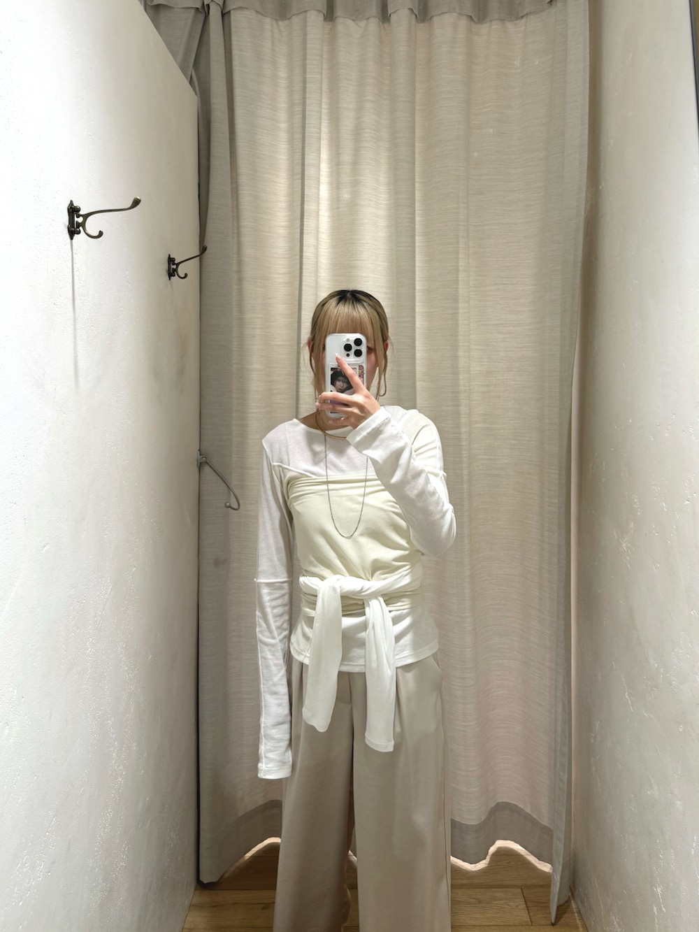 ホワイト系のTシャツ/カットソー、ホワイト系のその他パンツ、ブラウン系のショルダーバッグを着用したレディースの夏コーディネートの5枚目の写真