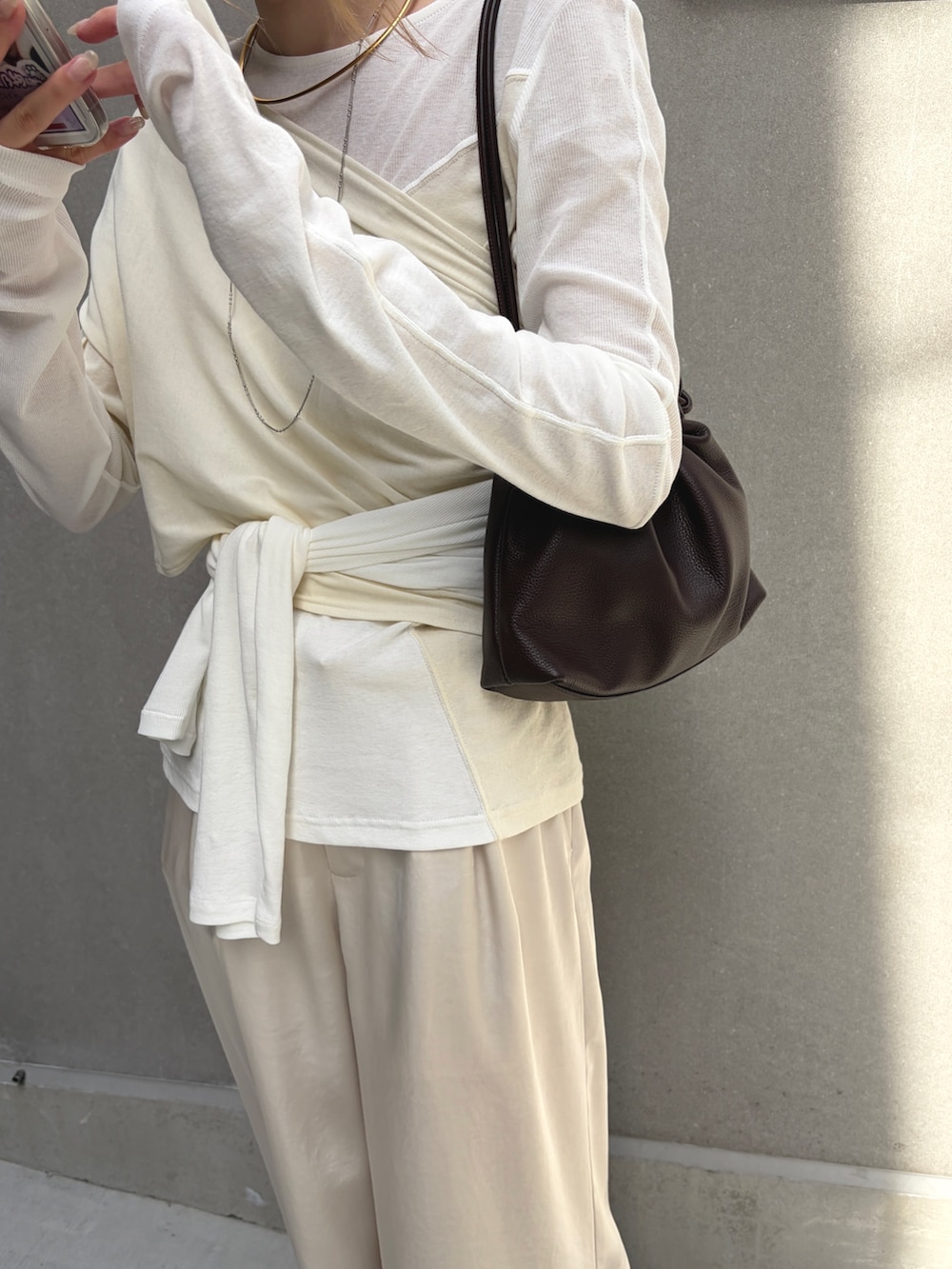 ホワイト系のTシャツ/カットソー、ホワイト系のその他パンツ、ブラウン系のショルダーバッグを着用したレディースの夏コーディネートの4枚目の写真