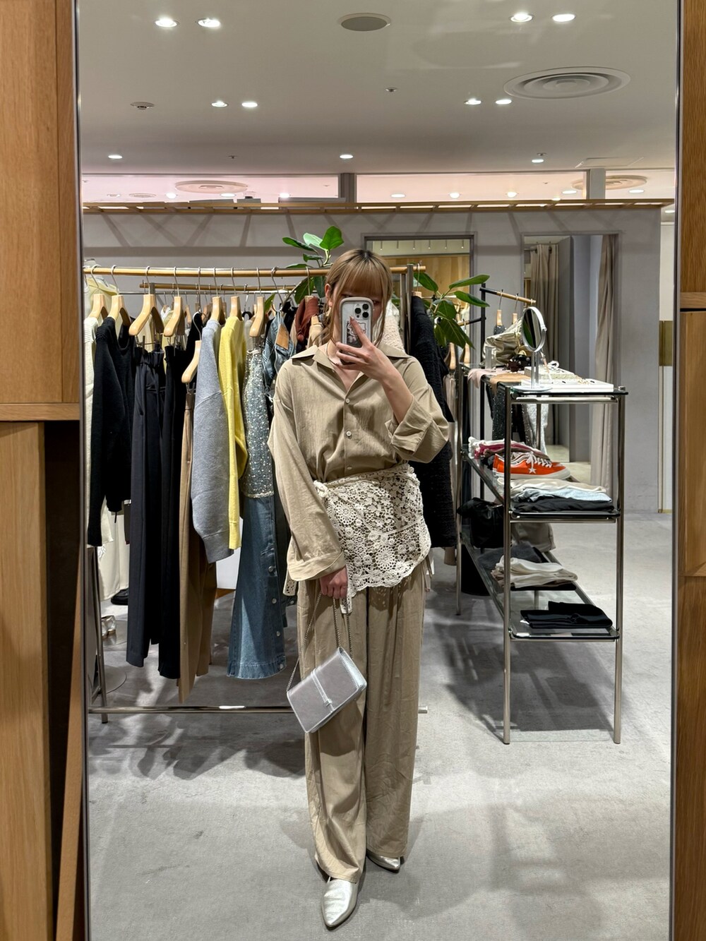 ベージュ系のその他パンツ、ベージュ系のシャツ/ブラウス、ホワイト系のストール/ショールを着用したレディースの冬コーディネートの3枚目の写真