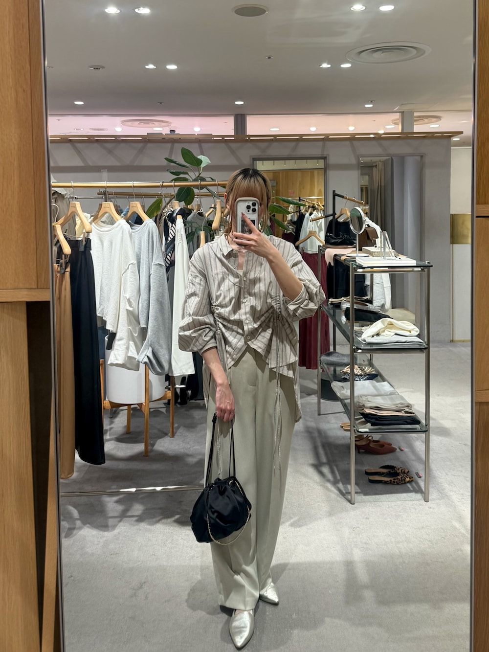 ベージュ系のシャツ/ブラウス、ベージュ系のその他パンツを着用したレディースの春コーディネートの2枚目の写真