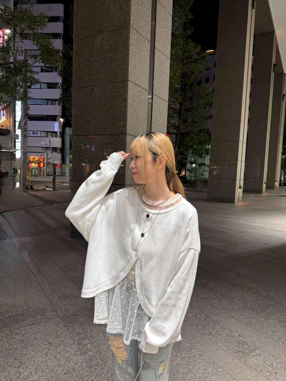 ブルー系のデニムパンツ、ホワイト系のニット/セーター、ホワイト系のシャツ/ブラウスを着用したレディースの春コーディネートの2枚目の写真