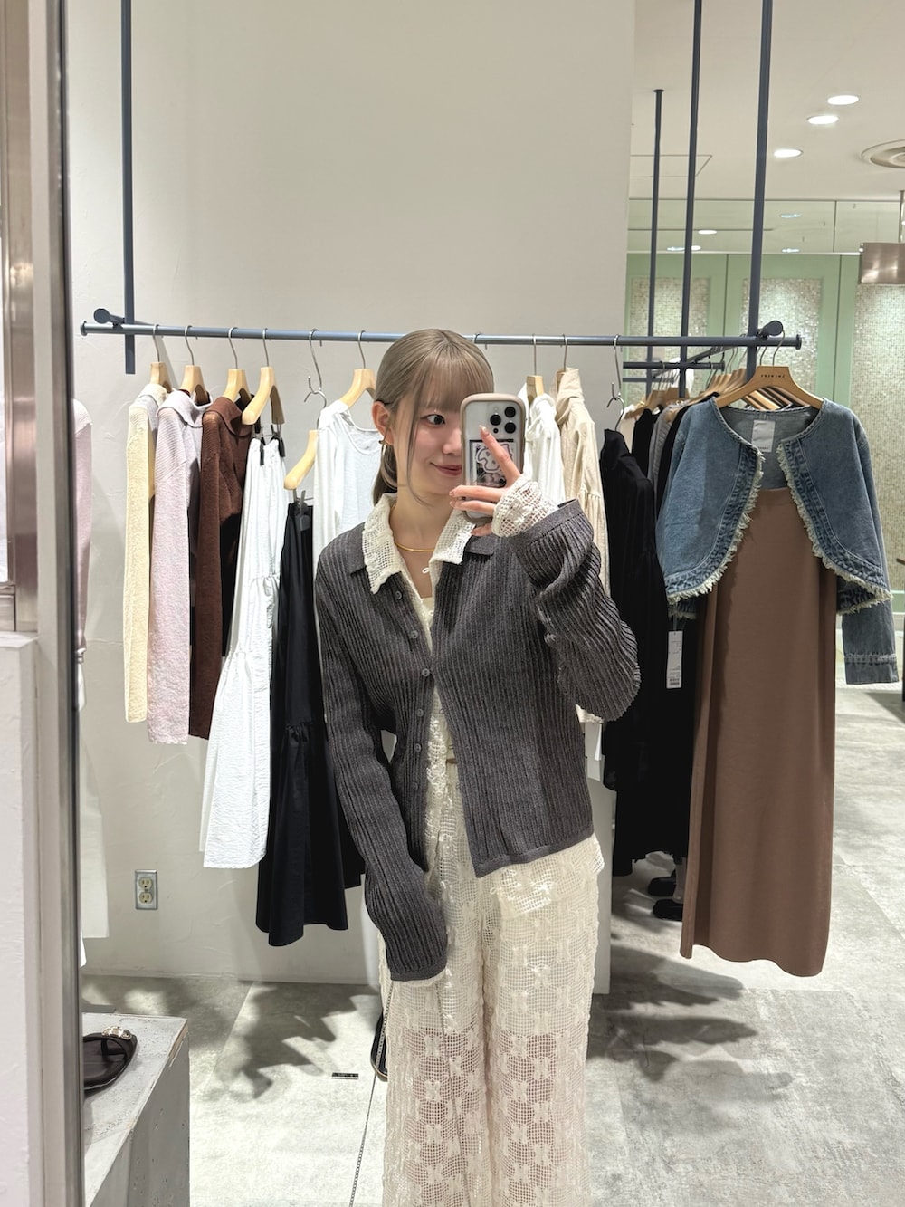 グレー系のカーディガン/ボレロを着用したレディースの春コーディネートの2枚目の写真
