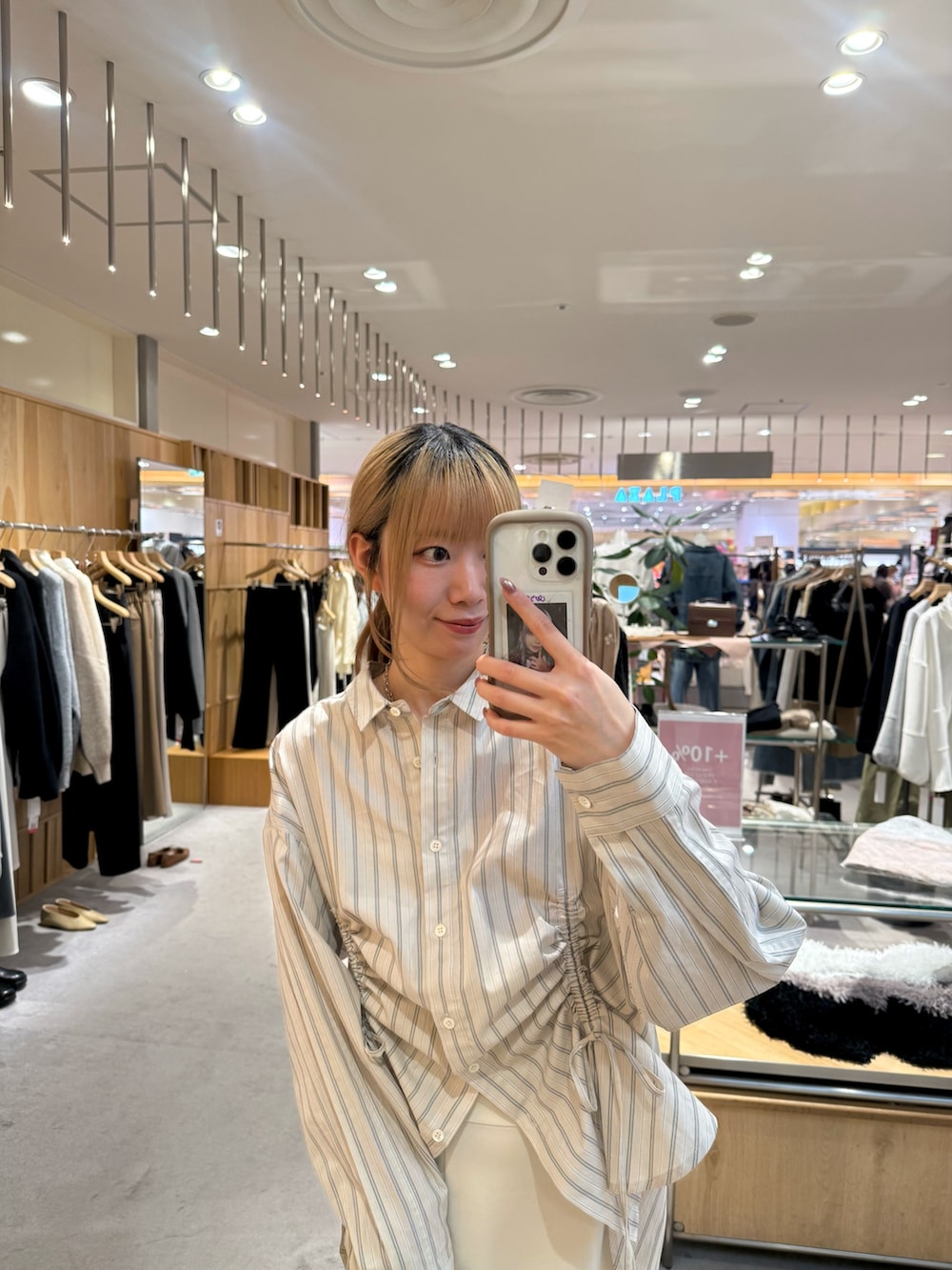 ベージュ系のシャツ/ブラウス、ホワイト系のスカート、シルバー系のその他シューズを着用したレディースの春コーディネートの2枚目の写真