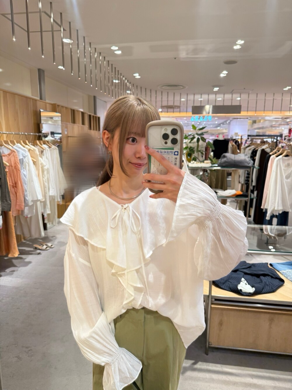 ブラック系のパンプス、グリーン系のその他パンツ、ホワイト系のシャツ/ブラウスを着用したレディースの秋コーディネートの2枚目の写真