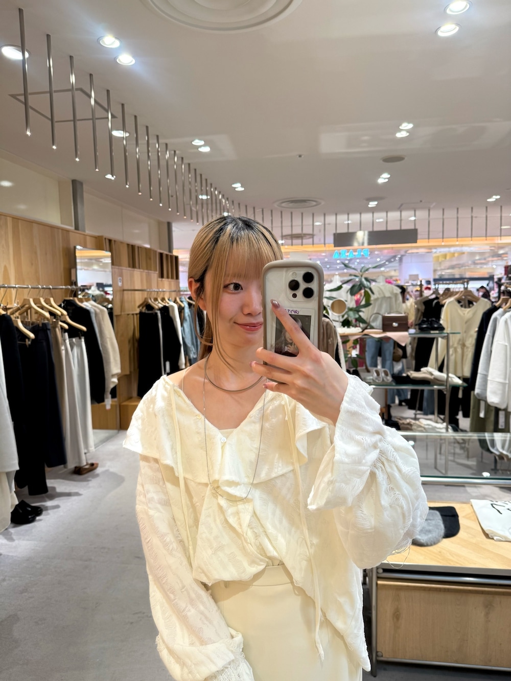 ホワイト系のシャツ/ブラウス、ホワイト系のスカート、ブラック系のハンドバッグを着用したレディースの春コーディネートの2枚目の写真