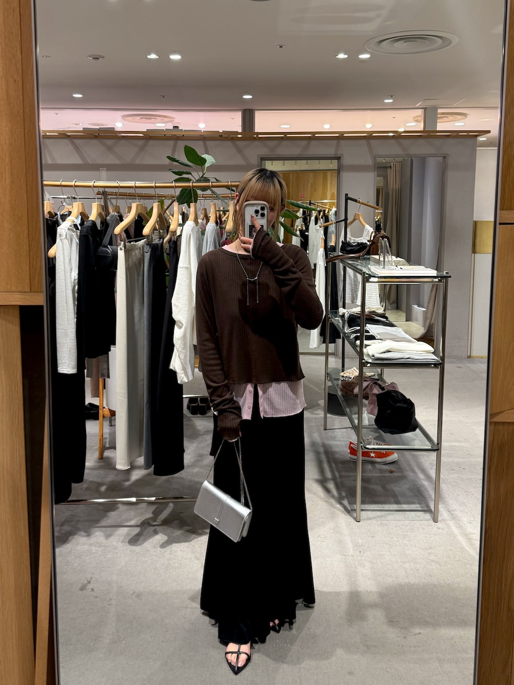 ピンク系のTシャツ/カットソー、ブラック系のスカート、ブラック系のサンダルを着用したレディースの春コーディネートの3枚目の写真