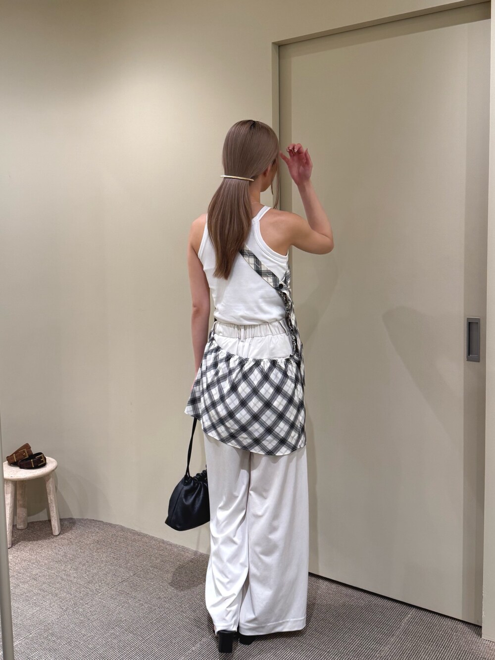 ホワイト系のシャツ/ブラウス、ブラック系のショルダーバッグ、ホワイト系のその他パンツを着用したレディースの夏コーディネートの3枚目の写真