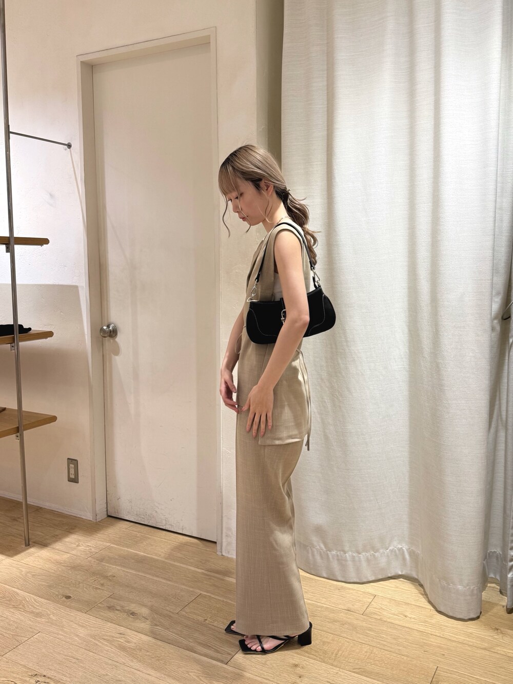 ベージュ系のその他パンツ、ブラック系のサンダル、ベージュ系のシャツ/ブラウスを着用したレディースの夏コーディネートの2枚目の写真