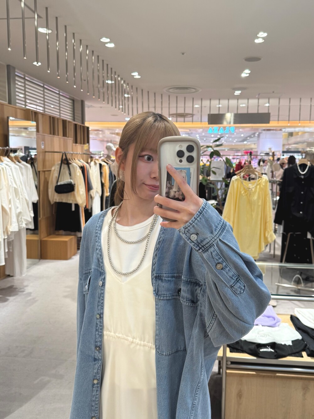 シルバー系のサンダル、ホワイト系のワンピース、ブルー系のシャツ/ブラウスを着用したレディースの夏コーディネートの3枚目の写真