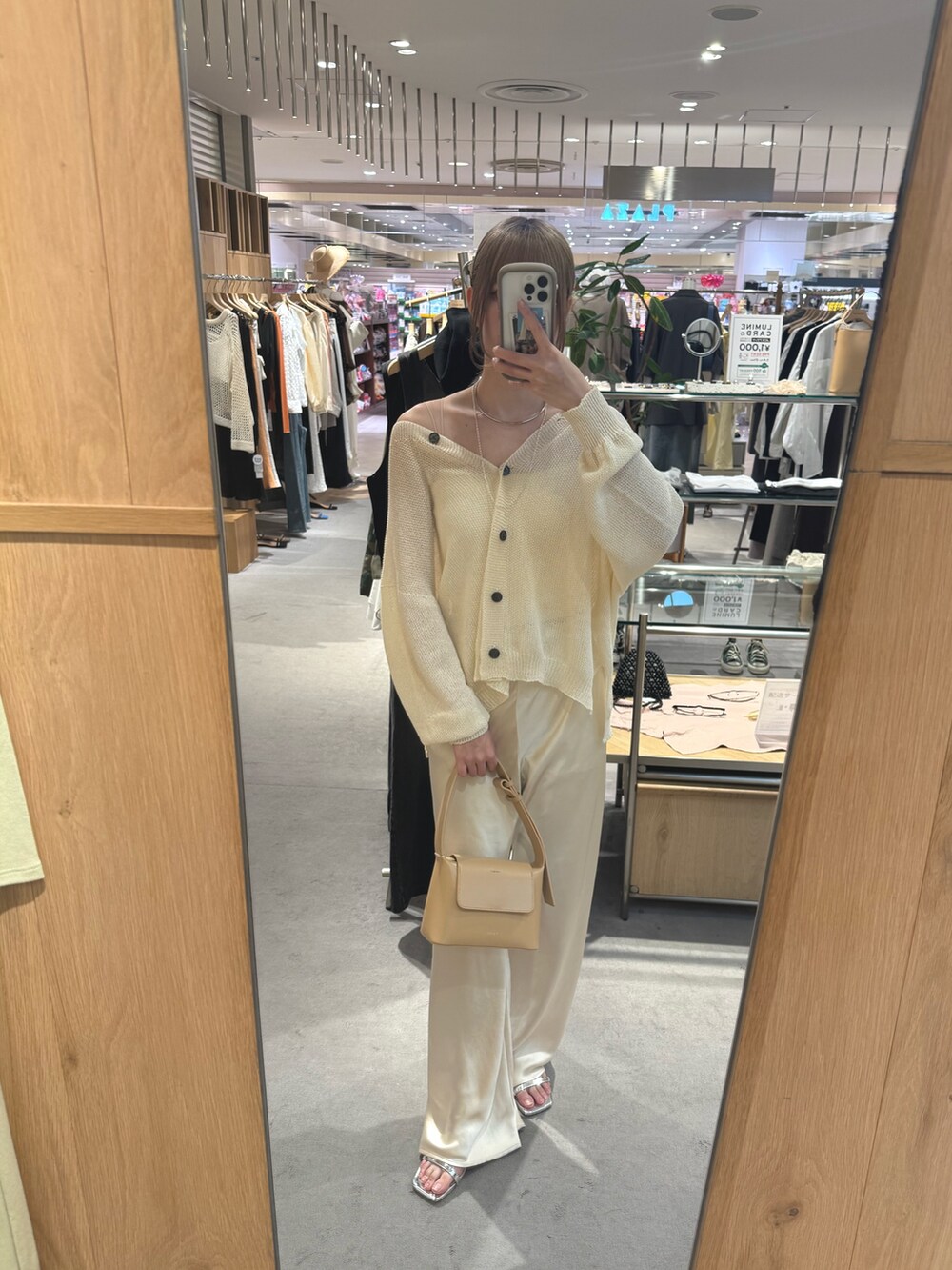 ホワイト系のカーディガン/ボレロ、ベージュ系のその他パンツ、シルバー系のネックレスを着用したレディースの夏コーディネートの3枚目の写真