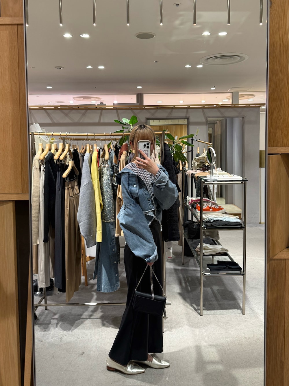 ブルー系のシャツ/ブラウス、ブルー系のTシャツ/カットソー、ブラック系のスカートを着用したレディースの冬コーディネートの2枚目の写真