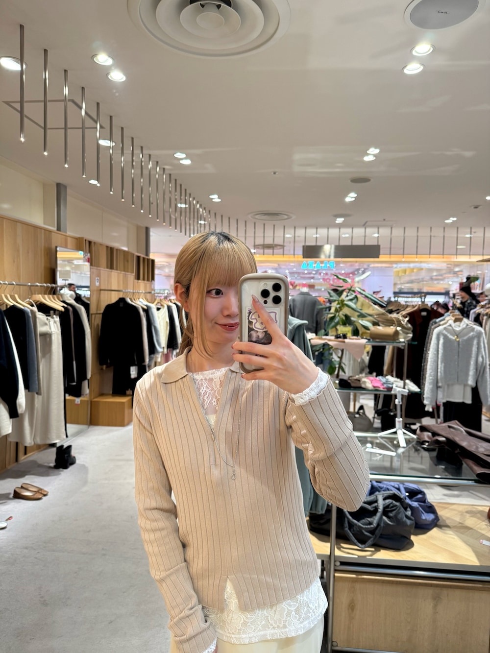 ホワイト系のTシャツ/カットソー、ベージュ系のニット/セーター、ホワイト系のスカートを着用したレディースの冬コーディネートの2枚目の写真