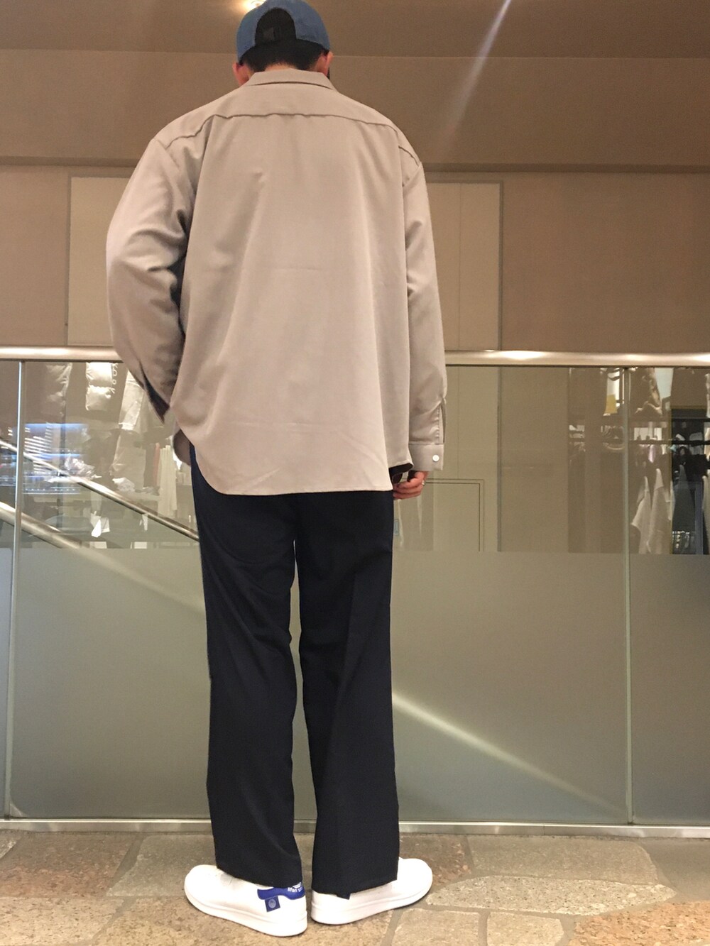 ベージュ系のシャツ/ブラウス、グリーン系のTシャツ/カットソー、ブルー系のスラックスを着用したメンズの冬コーディネートの4枚目の写真