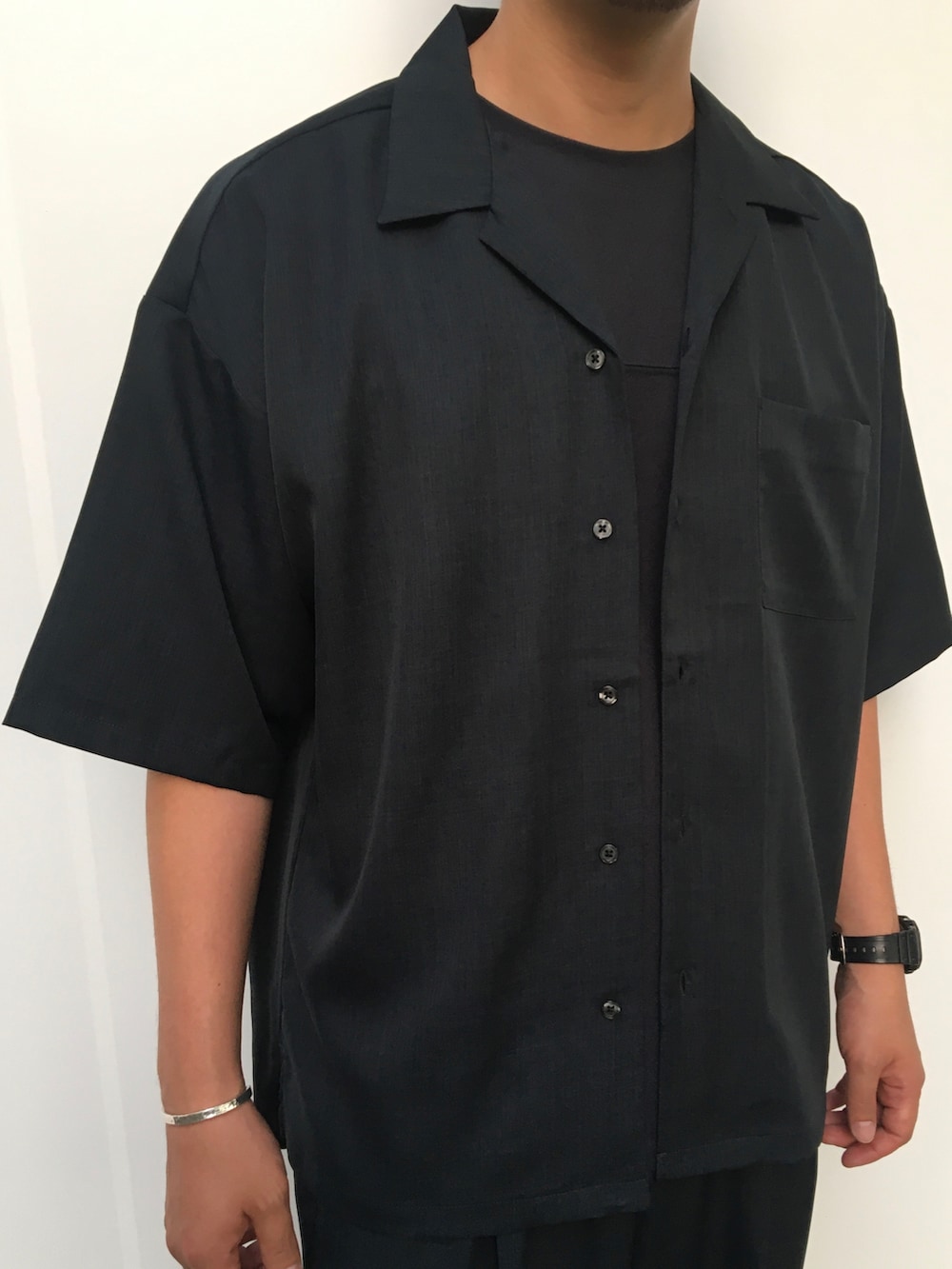 ブラック系のシャツ/ブラウス、グレー系のTシャツ/カットソー、ブラック系のスラックスを着用したメンズの夏コーディネートの3枚目の写真