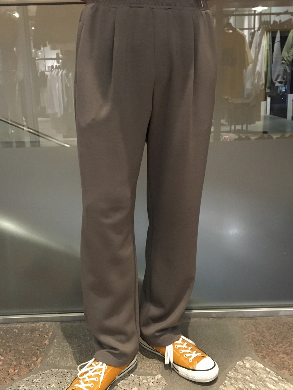 ホワイト系のシャツ/ブラウス、グリーン系のその他パンツを着用したメンズの春コーディネートの4枚目の写真