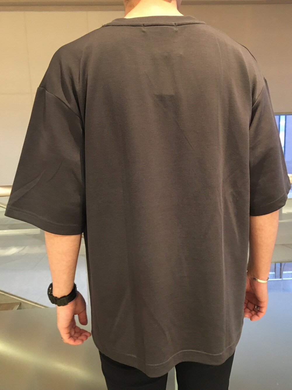グレー系のTシャツ/カットソー、ブラック系のその他パンツ、グレー系のキャップを着用したメンズの春コーディネートの3枚目の写真