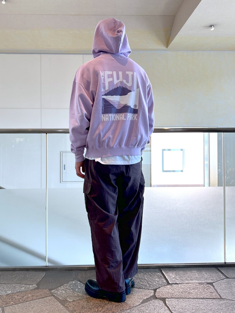 パープル系のスウェット、ホワイト系のTシャツ/カットソー、ブラウン系のカーゴパンツを着用したメンズの秋コーディネートの2枚目の写真